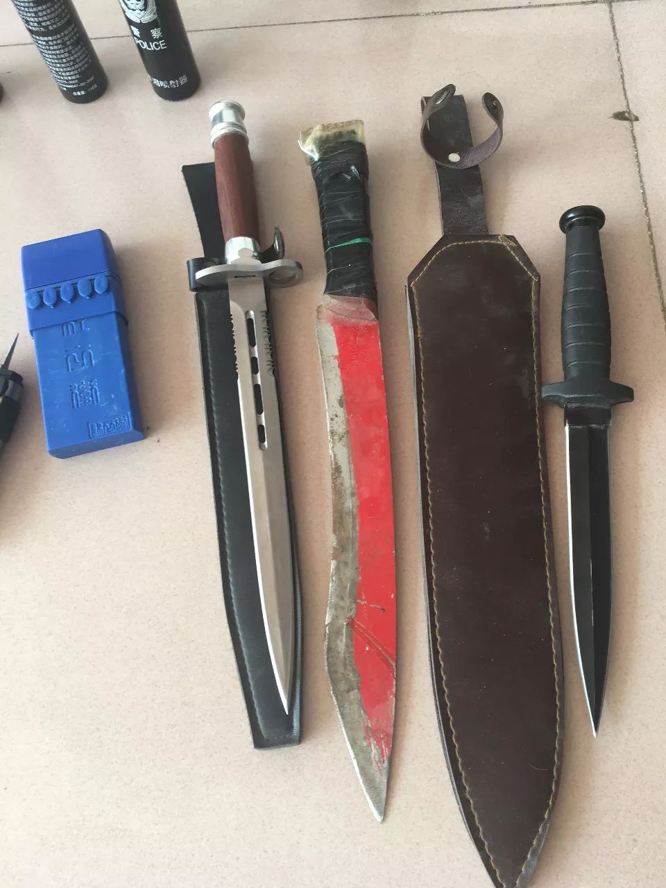 男子私藏警用器械 外出携带露马脚 刀具